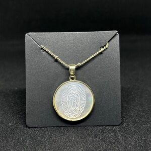 Mary gold chain marble crystal necklace For woman Gift. Brand new.